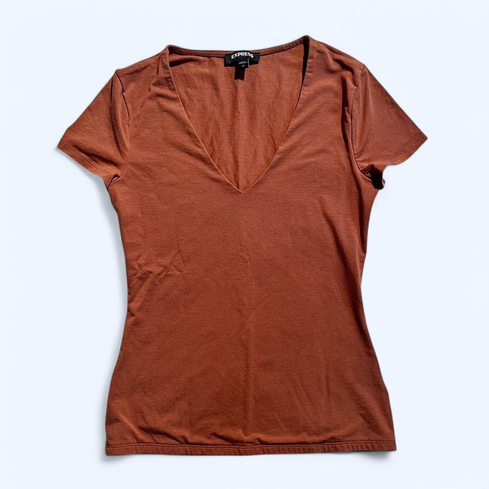 Express body contour lined V-neck T-shirt in camel - XS